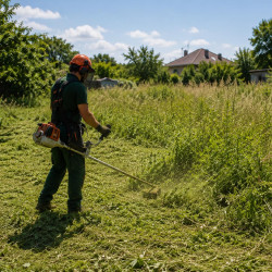 Krčenje placeva i raščišćavanje terena, radnik kosi visoku travu trimerom | preduzimac.co.rs - Novi Sad