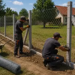 Radnici rade na postavljanju žičane ograde | preduzimac.co.rs - Novi Sad