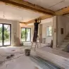 Radnik radi na adaptiranju kuće, unutrašnji gipsarski radovi, renoviranje | preduzimac.co.rs - Novi Sad