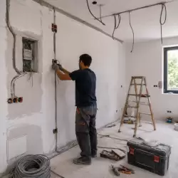 Radnik postavlja kućnu elektro instalaciju | preduzimac.co.rs - Novi Sad