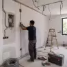 Radnik postavlja kućnu elektro instalaciju | preduzimac.co.rs - Novi Sad