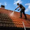 Radnik vrši čišćenje krovnih naslaga mlazom vode pod pritiskom | preduzimac.co.rs - Novi Sad