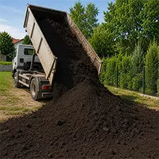 DOVOZ TUCANIKA I CRNE ZEMLJE | Preduzimač Istovar i nasipanje crne zemlje u dvorište | Preduzimač