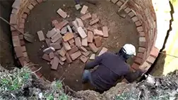 Majstor zidar, zida septičku jamu | Preduzimač Video prikaz iskopa i izgradnje septičke jame | Preduzimač