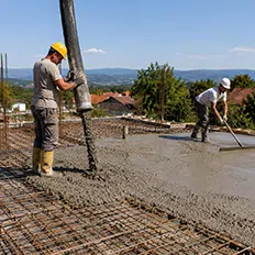 BETONIRANJE | Preduzimač Radnici vrše izlivanje betonsko-armirane ploče za privatni stambeni objekat | Preduzimač