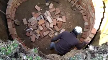 Majstor zidar, zida septičku jamu | Preduzimač Video prikaz iskopa i izgradnje septičke jame | Preduzimač
